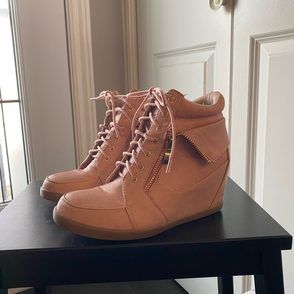 Top Moda - size 5 1/2 - hidden heel lace up sneaker - synthetic upper - Picture 3 of 16